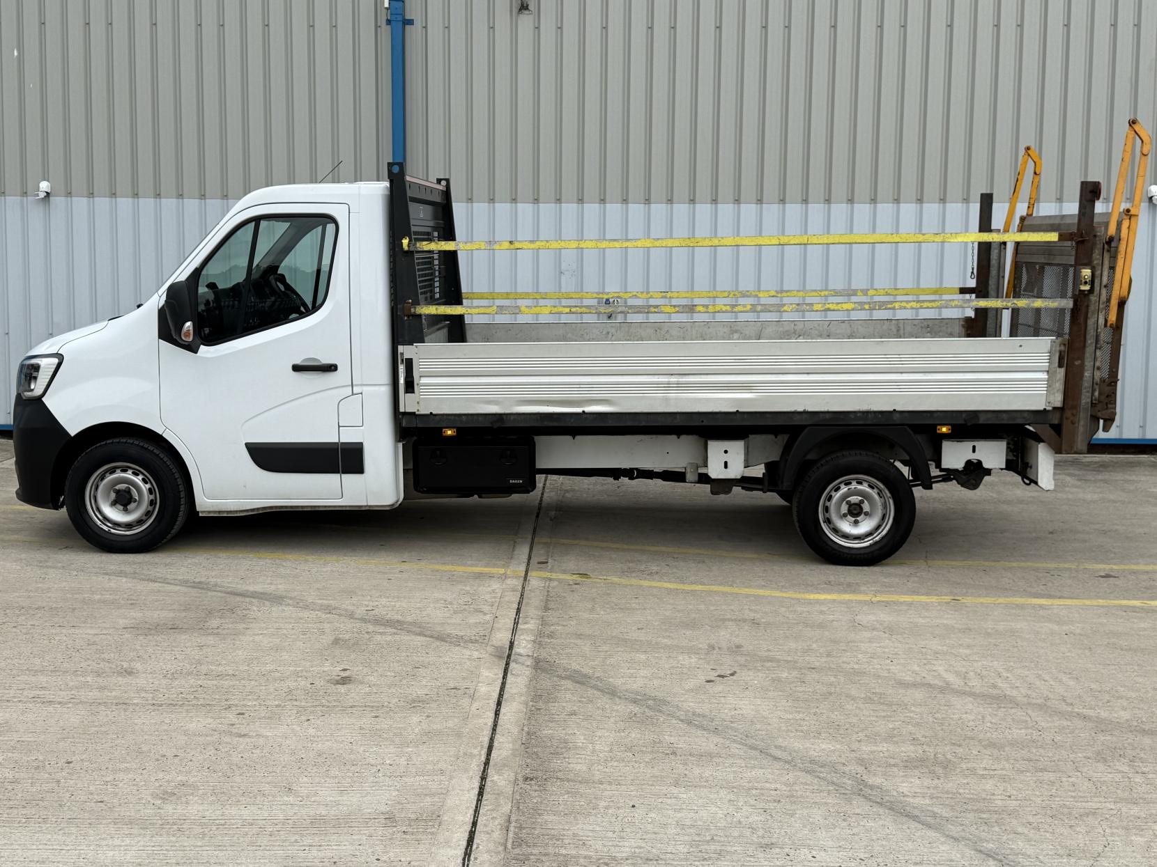 Renault Master 2.3 dCi 35 Business Dropside 2dr Diesel Manual RWD LWB Euro 6 (Rear Corner Pillars) (130 ps)