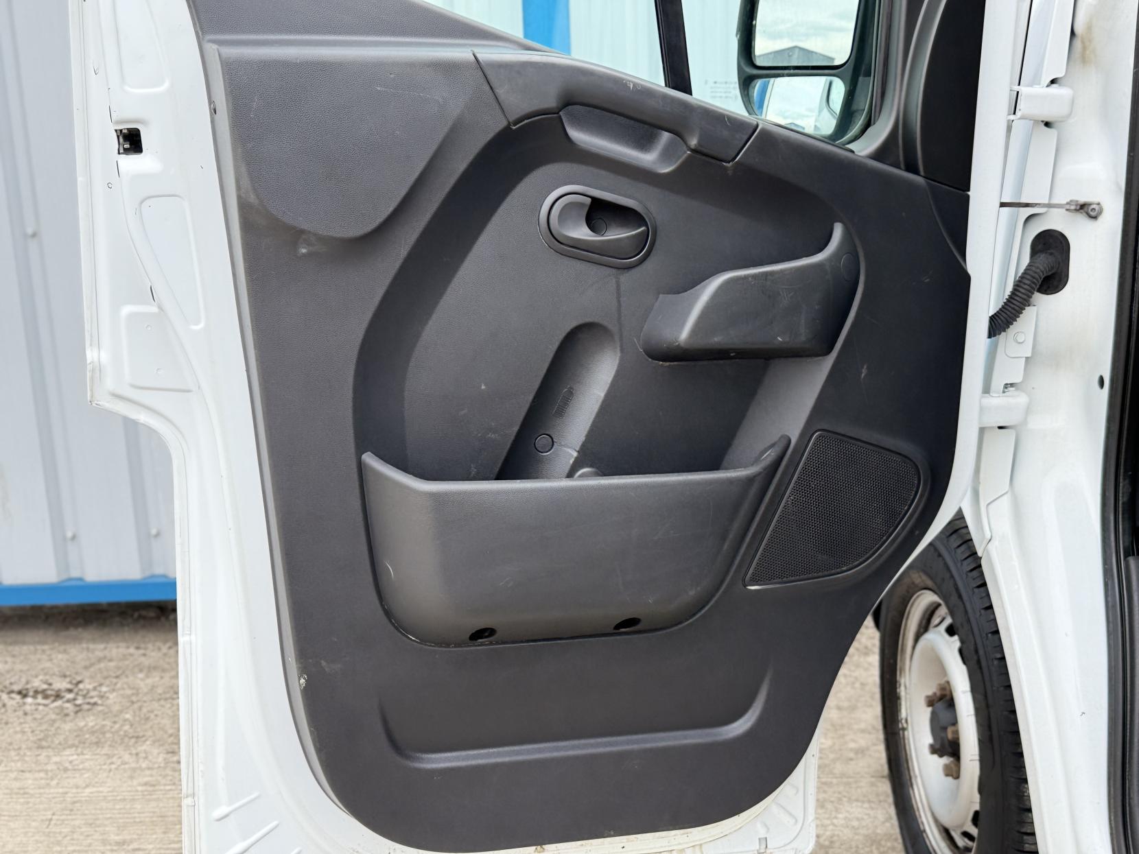 Renault Master 2.3 dCi 35 Business Dropside 2dr Diesel Manual RWD LWB Euro 6 (Rear Corner Pillars) (130 ps)