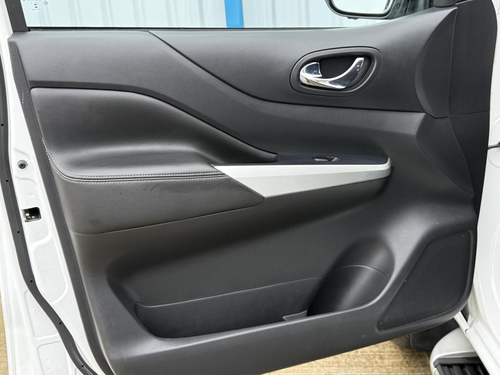 Nissan Navara 2.3 dCi Tekna Pickup Double Cab 4dr Diesel Manual 4WD Euro 6 (s/s) (190 ps)