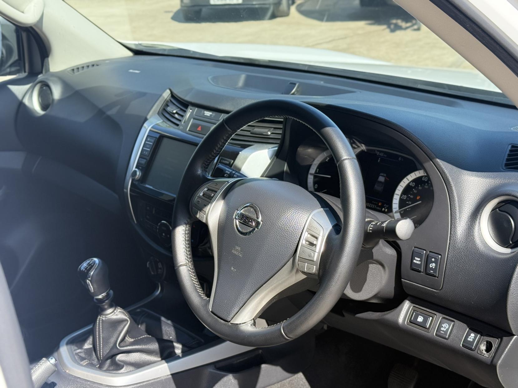 Nissan Navara 2.3 dCi Tekna Pickup Double Cab 4dr Diesel Manual 4WD Euro 6 (s/s) (190 ps)