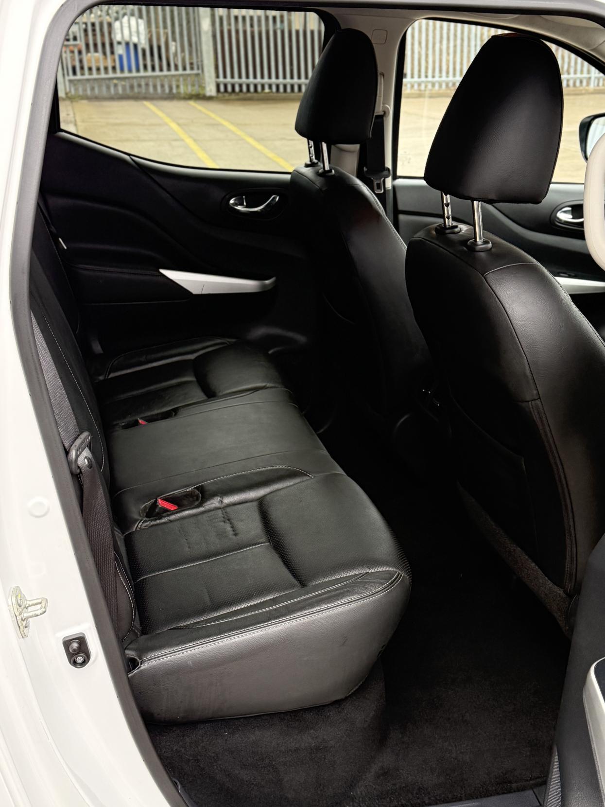 Nissan Navara 2.3 dCi Tekna Pickup Double Cab 4dr Diesel Manual 4WD Euro 6 (s/s) (190 ps)